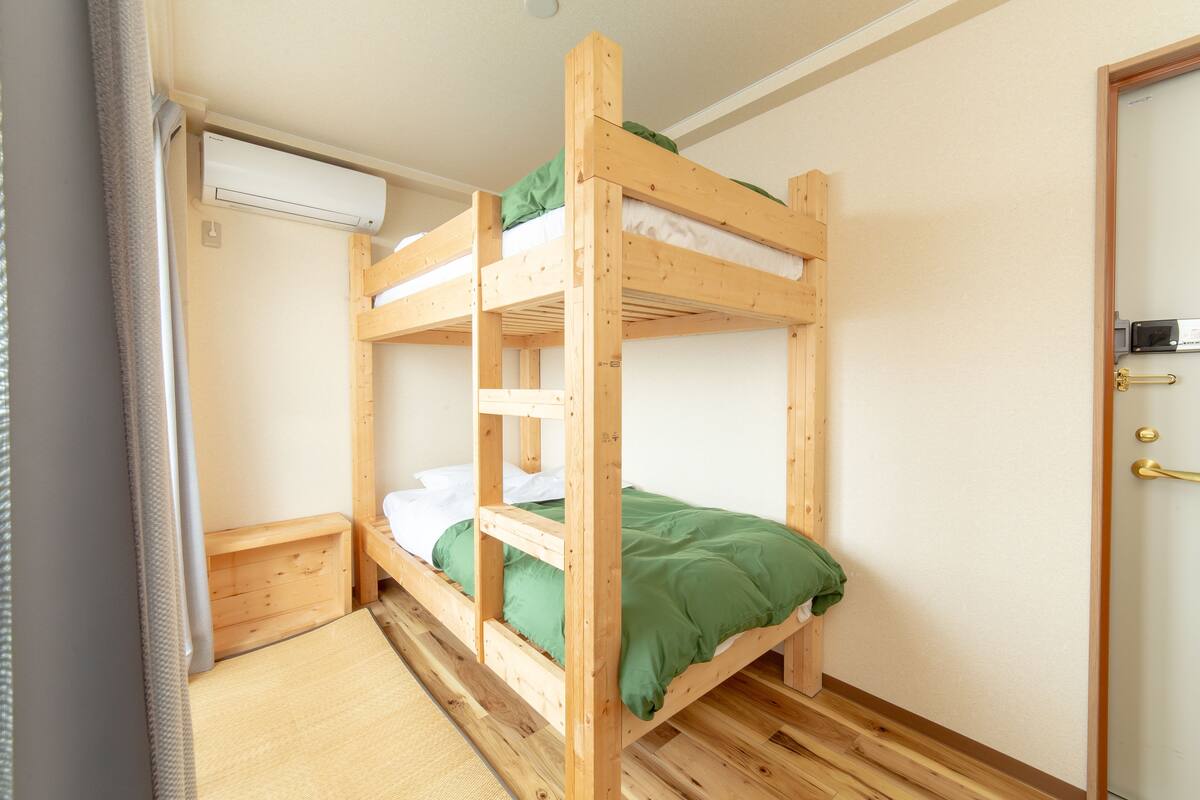 Een minibar met enkele gratis items, een kluis op de kamer, gratis wifi