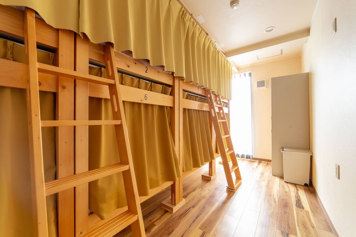 Slaapzaal (8 Beds) | Een minibar met enkele gratis items, een kluis op de kamer, gratis wifi