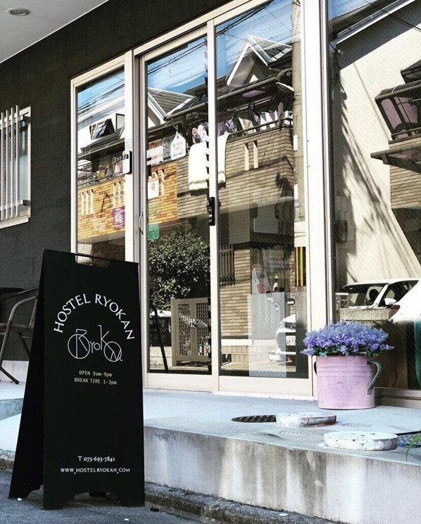 Vista frontal de la propiedad