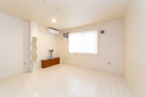 Een minibar met enkele gratis items, een kluis op de kamer, gratis wifi