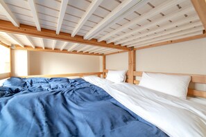 Familiekamer, 2 slaapkamers, gedeelde badkamer | Een minibar met enkele gratis items, een kluis op de kamer, gratis wifi