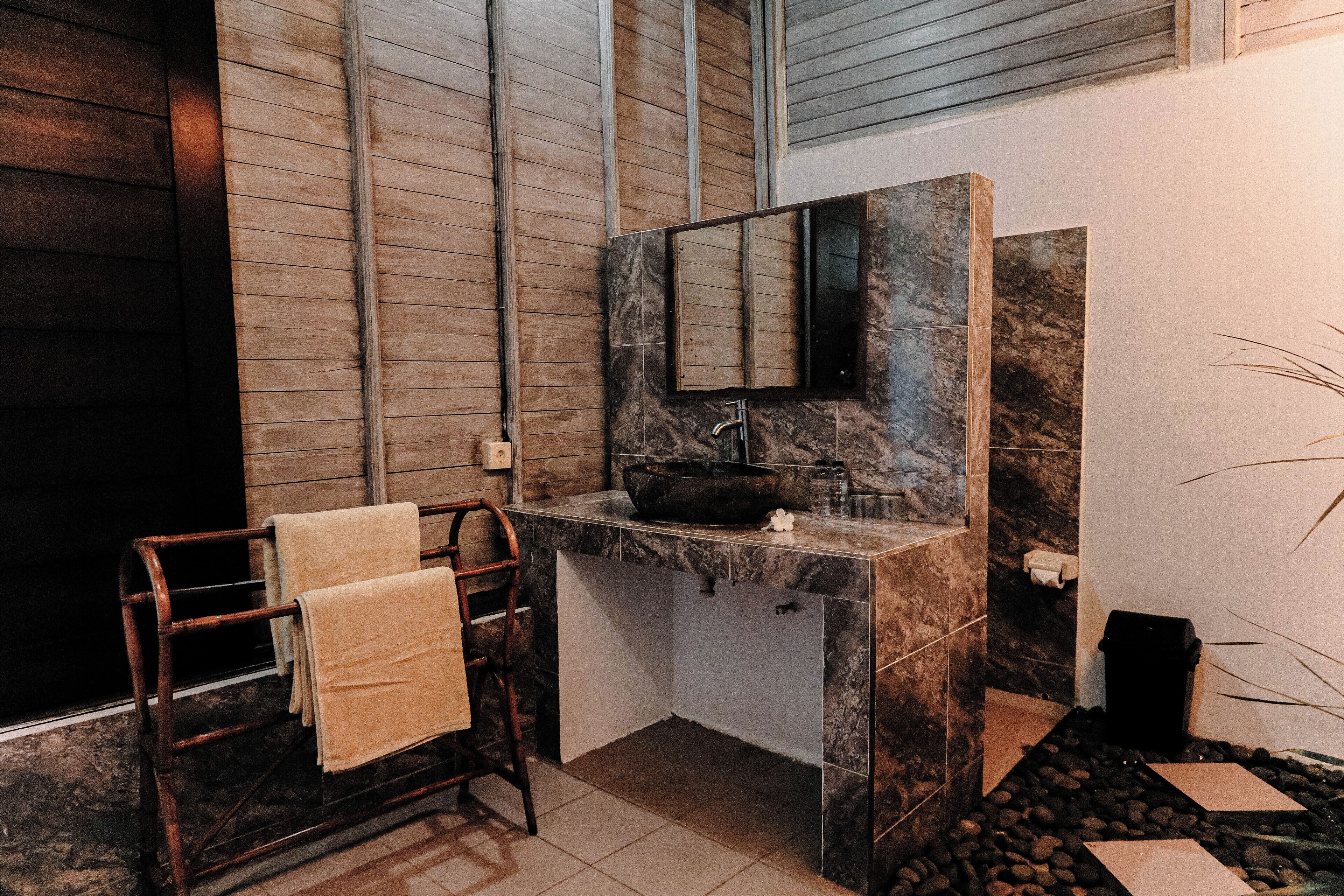 deluxe double room | bathroom | shower, free toiletries, towels