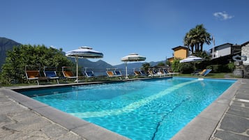 Hồ bơi ngoài trời