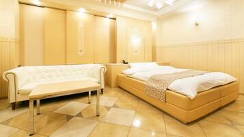 Suite Room | Individually decorated, desk, soundproofing, free WiFi