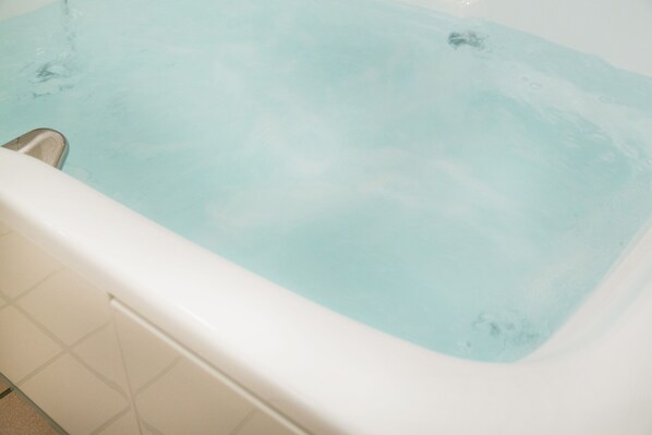A bathtub filled with clear water. - Hotel Luna Sennan - Adults Only (Sennan)