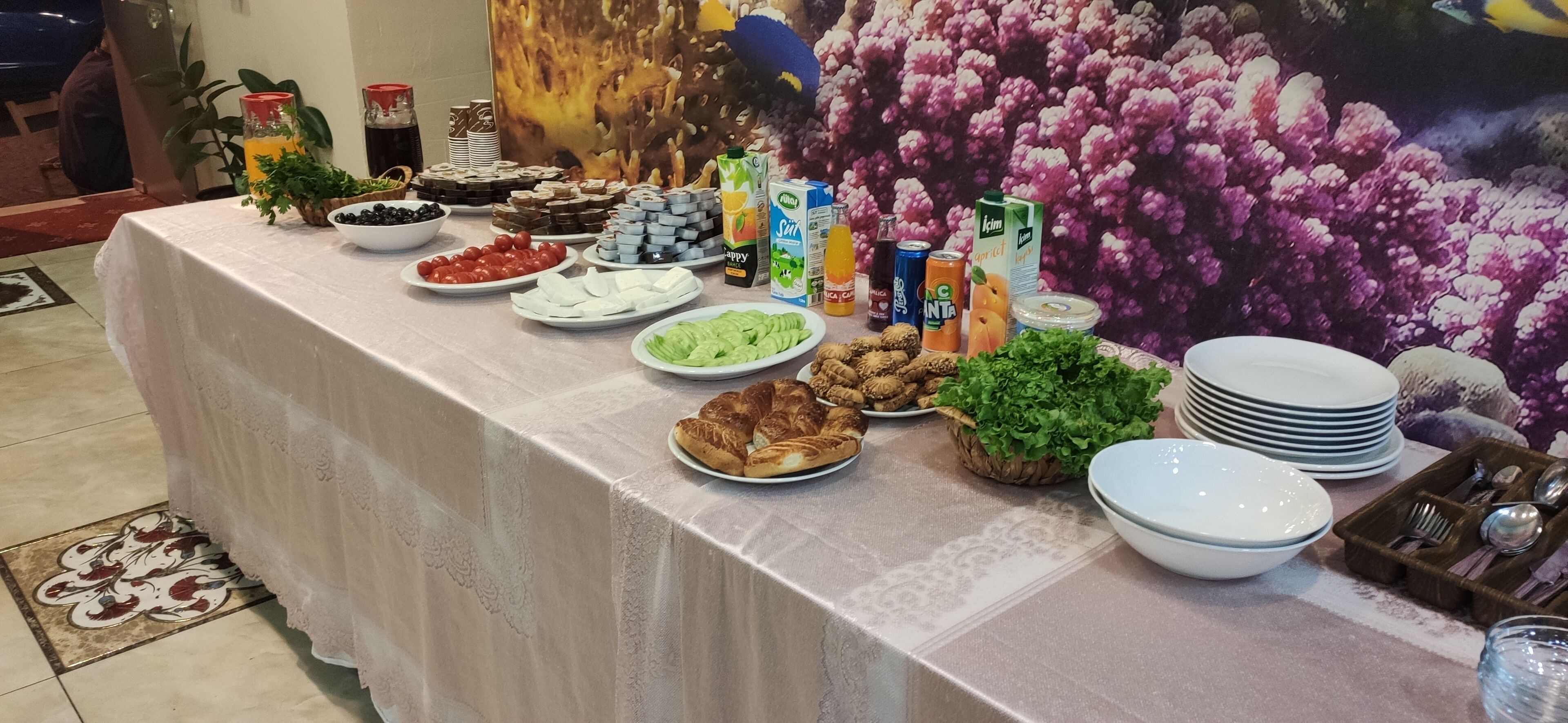 Une table de buffet proposant une variété de plats et de boissons.