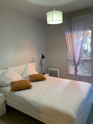 Apartamento família | Cofres nos quartos, escrivaninha, espaço de trabalho para notebook
