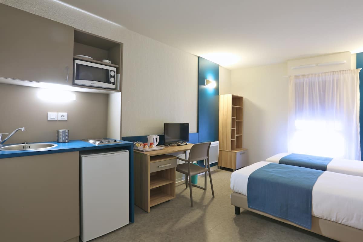 Twin Room | 2 bedrooms, in-room safe, desk, laptop workspace