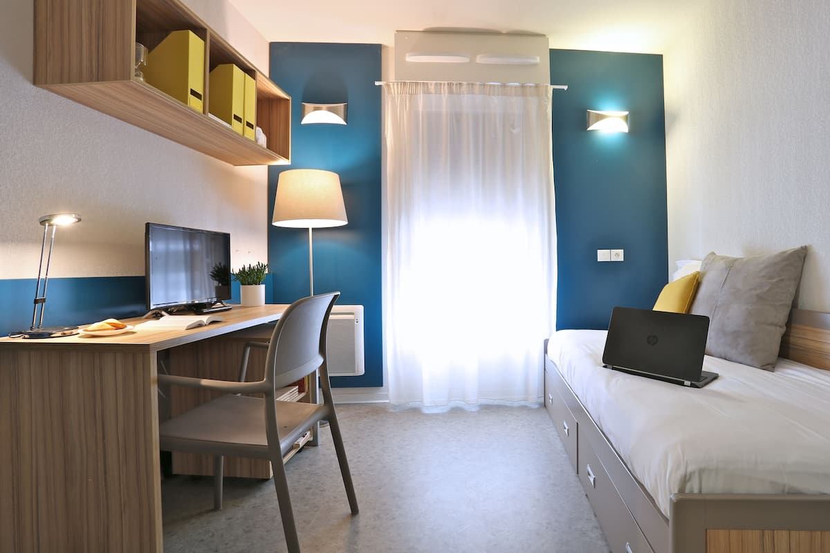 Standard Studio | 2 bedrooms, in-room safe, desk, laptop workspace