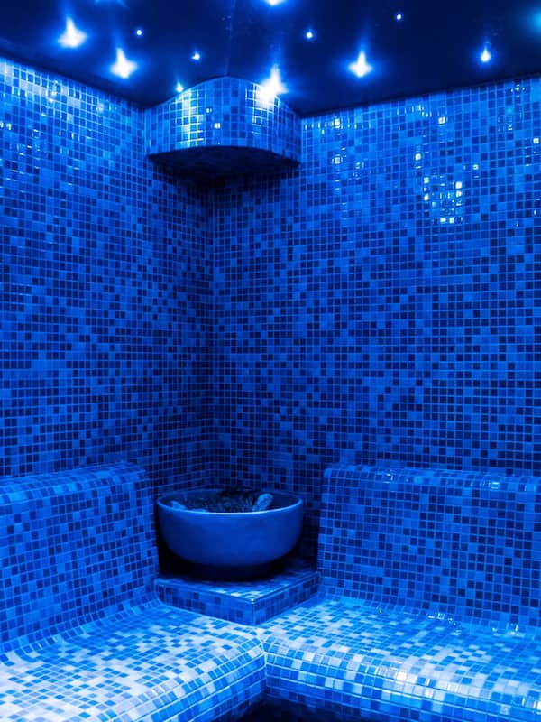 Een sauna, een bubbelbad, een stoombad, lichaamsbehandelingen