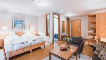 Superior Double Room, Balcony | Premium bedding, in-room safe, desk, laptop workspace