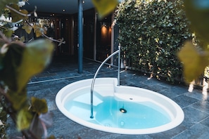 Sauna, hot tub, steam room, body treatments, hydrotherapy, body wraps