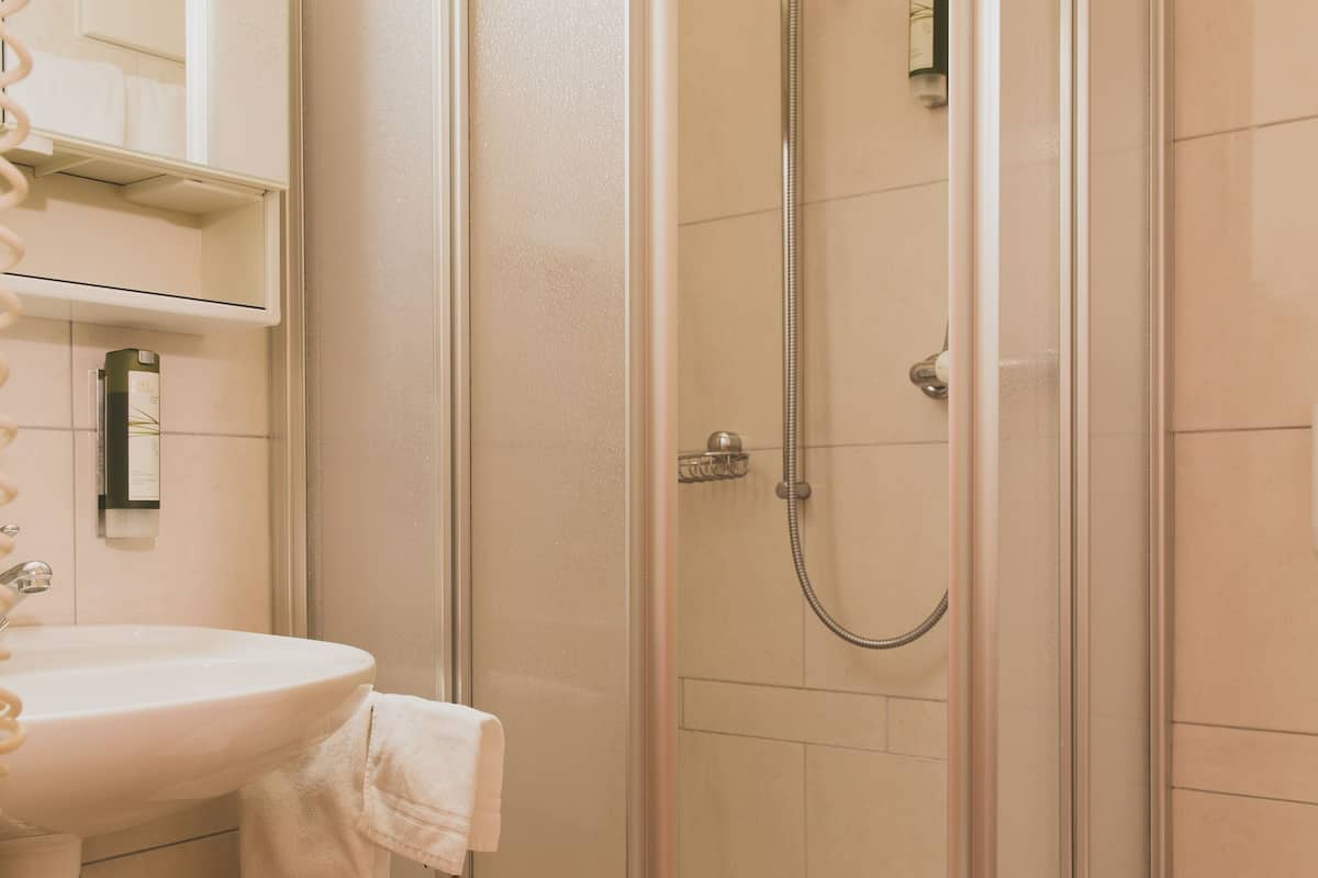 double room | bathroom | free toiletries, hair dryer, towels