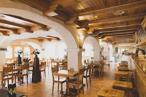 Lunch and dinner served, Regional cuisine - Hotel Europe (Anniviers)