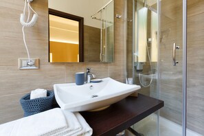 Deluxe Double or Twin Room, Balcony, Garden View | Bathroom | Shower, rainfall showerhead, free toiletries, hair dryer - Domus Terenzio (Rome)