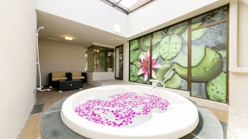 Suite Room | Bathroom | Separate tub and shower, deep soaking tub, free toiletries, hair dryer