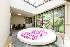 套房 | 浴室 | 獨立浴缸和淋浴設備、全浸式浴缸、免費盥洗用品、吹風機