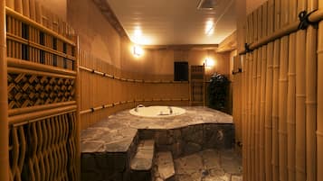 Suite | Badkamer | Een aparte badkuip en douche, een diep bad, gratis toiletartikelen