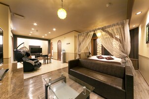 Junior Suite Room | Individually decorated, desk, soundproofing, free WiFi