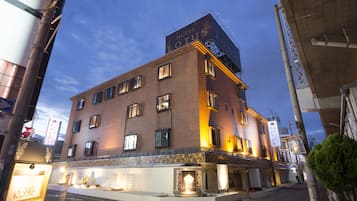 Voorkant accommodatie - avond/nacht