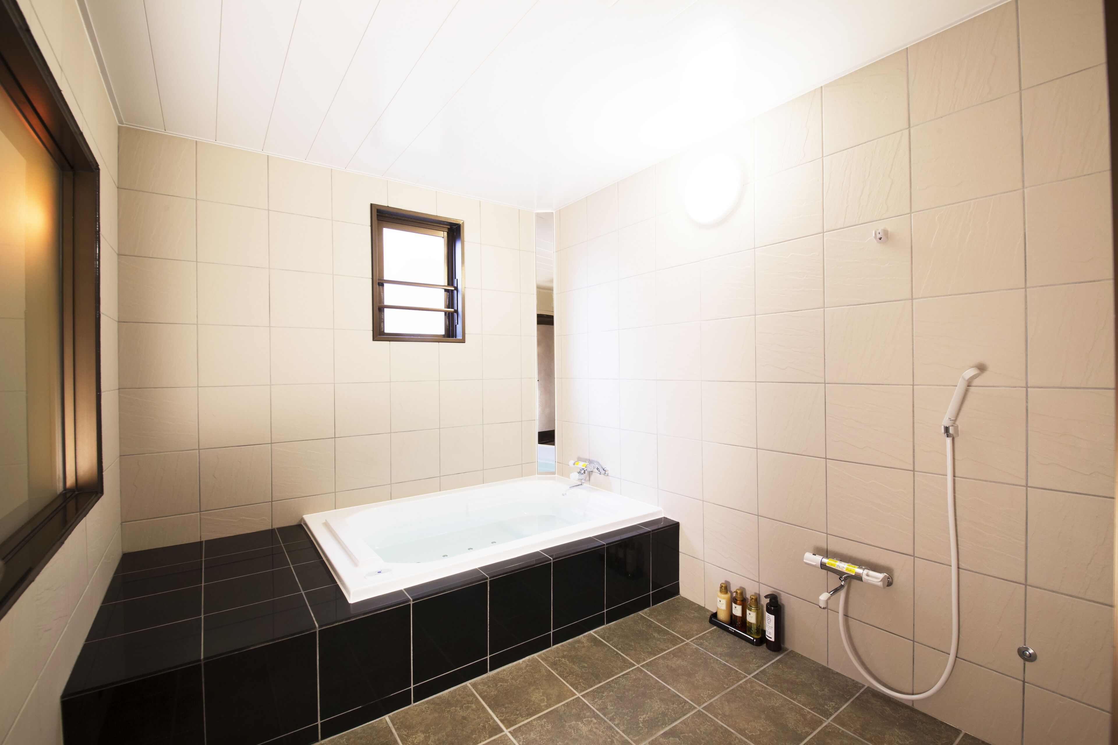 Un baño moderno con bañera, ducha y inodoro.