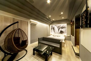 华丽双人房 | 特色装修、办公桌、隔音、免费 WiFi