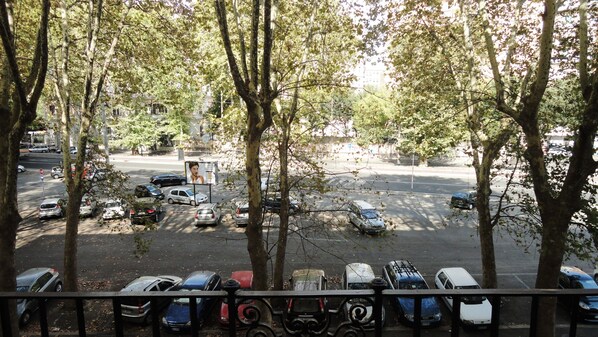 A parking lot with various cars and a few trees in the background. - Giovine Italia (Rome)