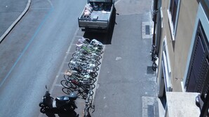 Un estacionamiento con varias bicicletas y un camión.