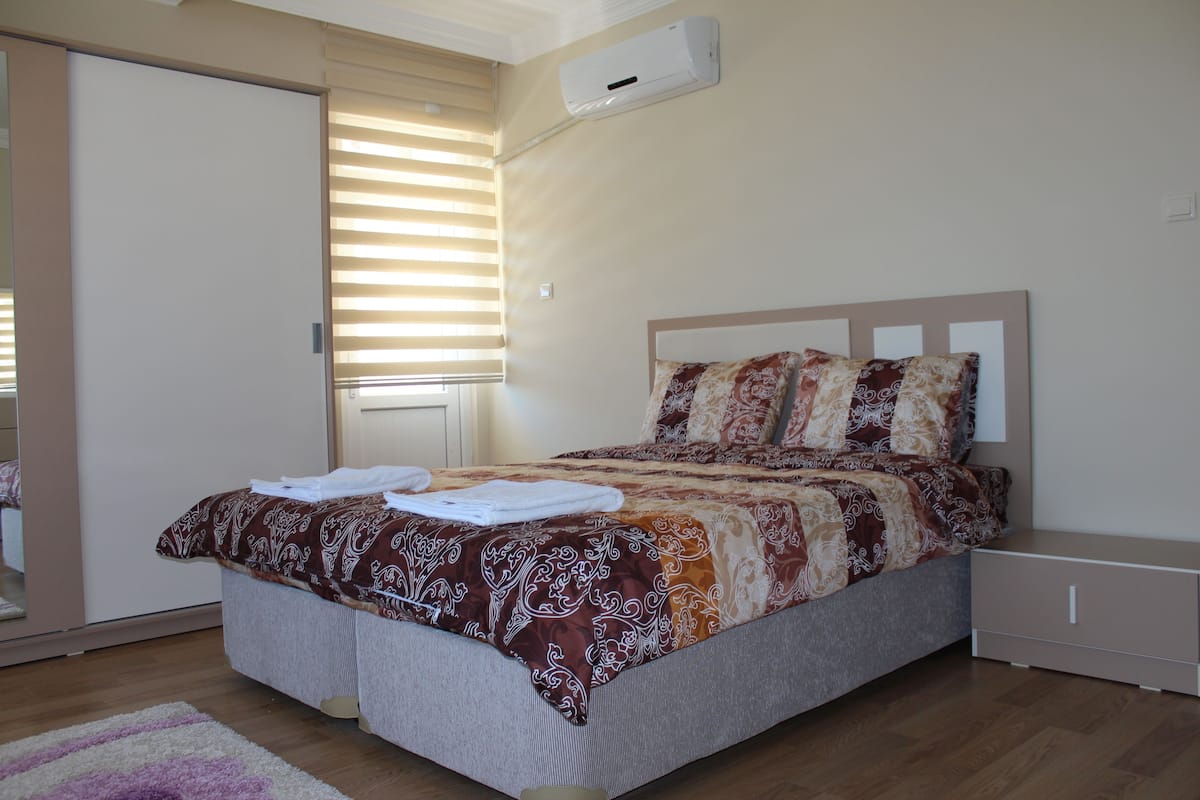 3 chambres, bureau, fer et planche à repasser