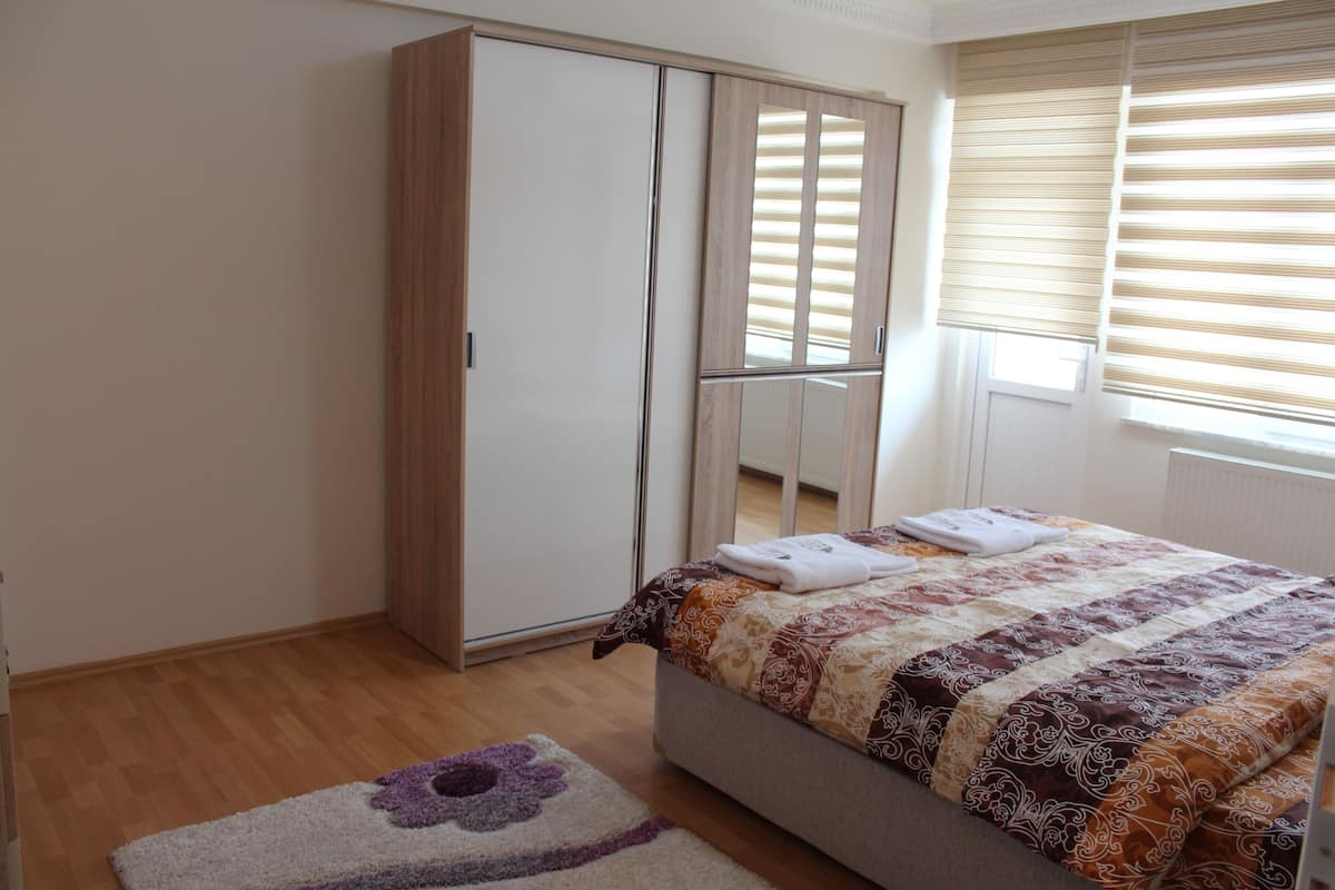 3 chambres, bureau, fer et planche à repasser