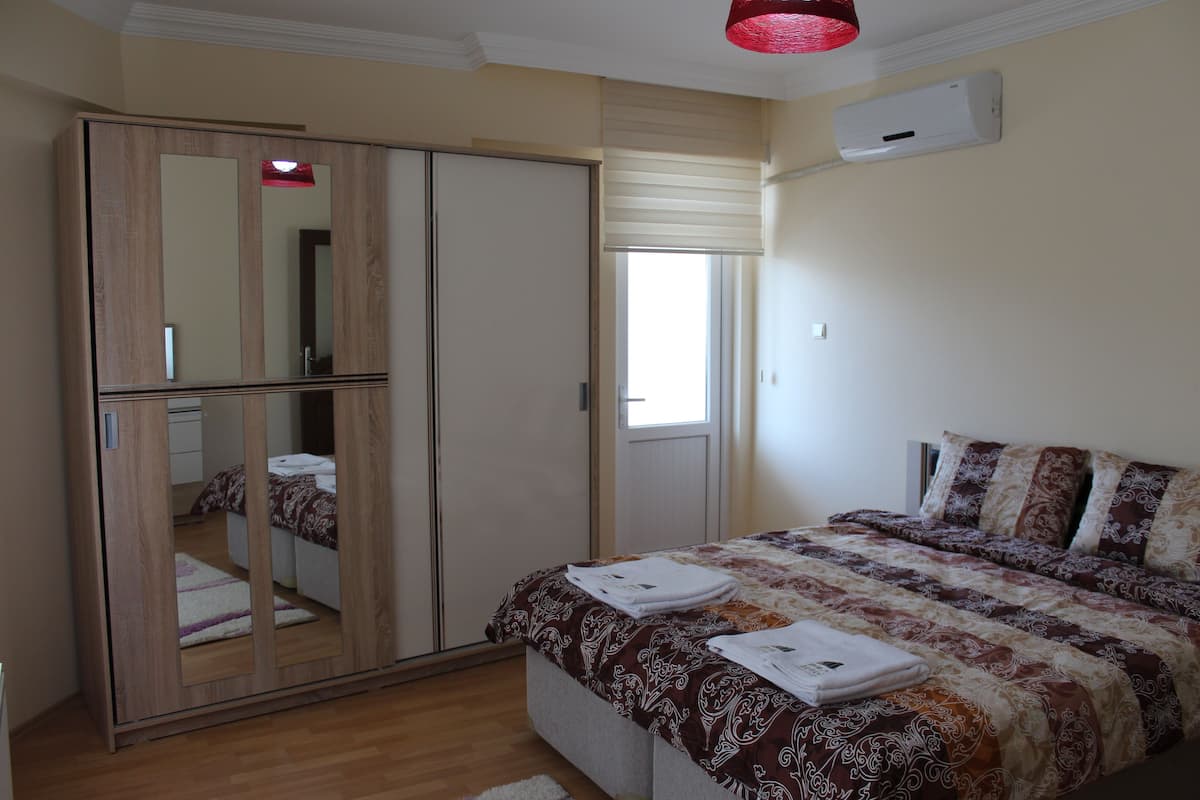 3 chambres, bureau, fer et planche à repasser