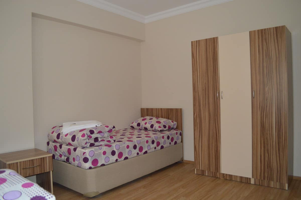 3 chambres, bureau, fer et planche à repasser