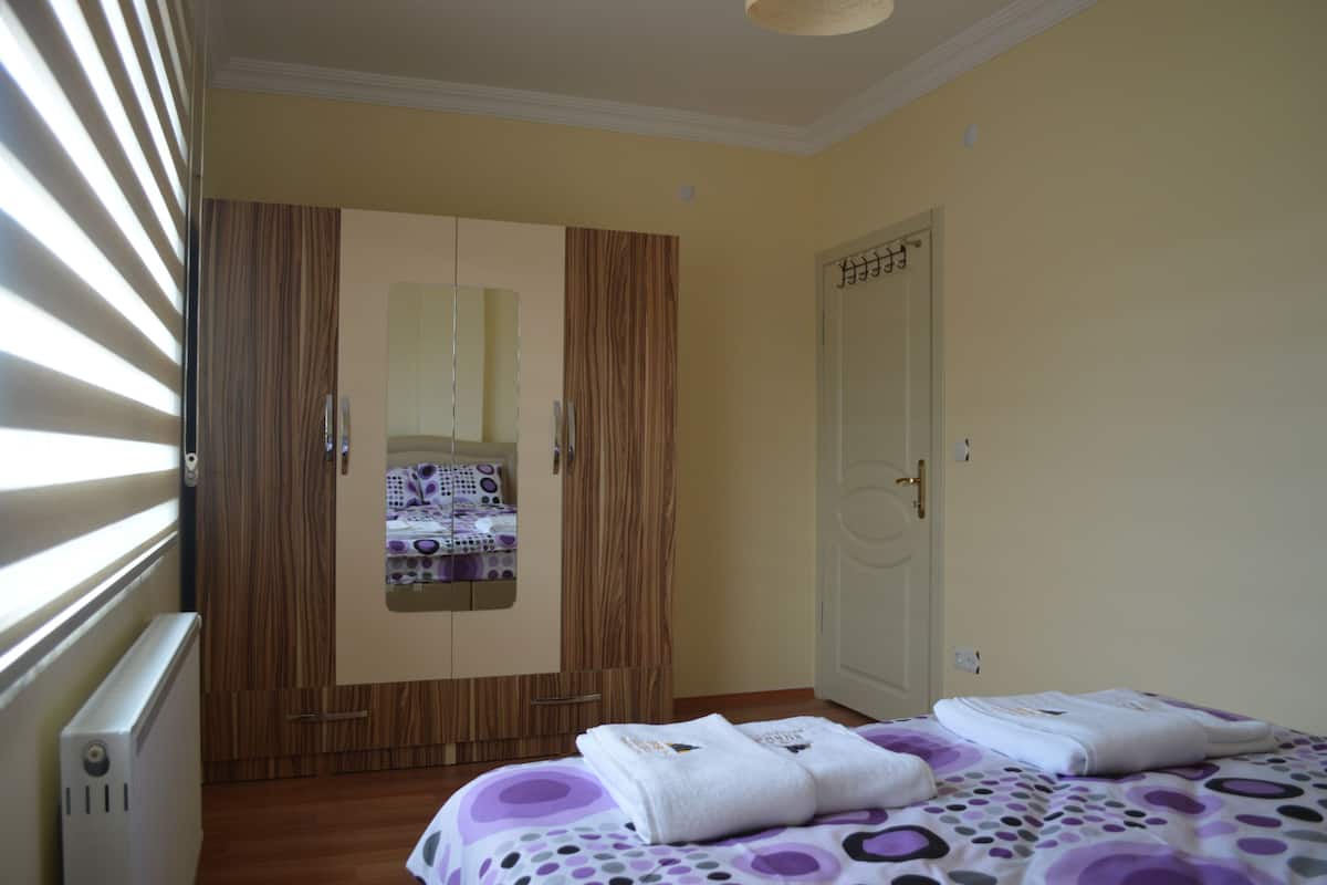 3 bedrooms, desk, iron/ironing board, rollaway beds