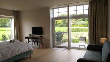 Sengetøy av topp kvalitet, minibar, safe på rommet og skrivebord