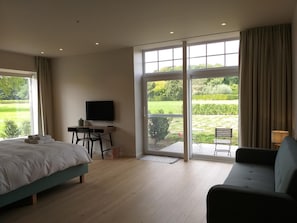 Luxe beddengoed, een minibar, een kluis op de kamer, een bureau