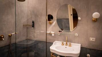 Klassieke tweepersoonskamer | Badkamer | Een douche, een bidet, handdoeken