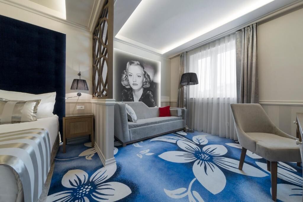 Superior trippelrum | Minibar, värdeförvaringsskåp på rummet och skrivbord