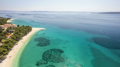 Una playa cerca. Grand Hotel Slavia