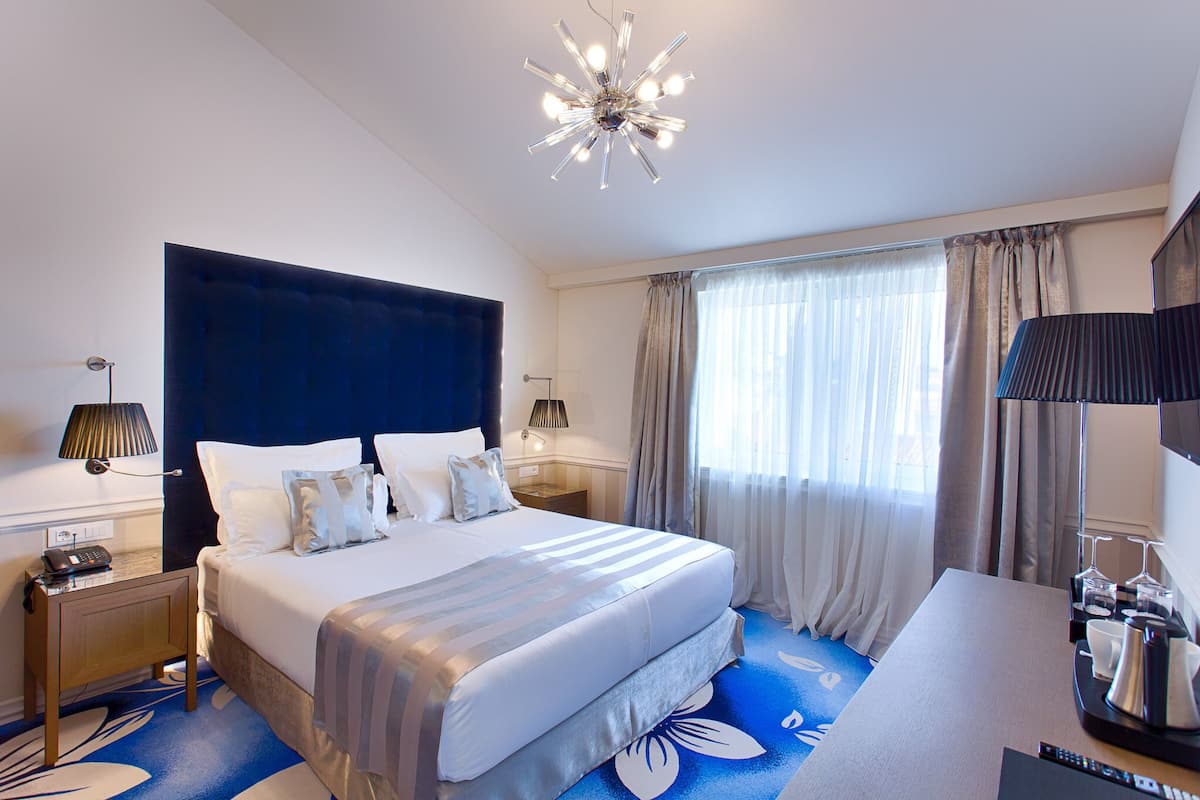 Standard Double Room, Park View | 1 bilik tidur, bar mini, peti besi dalam bilik, meja