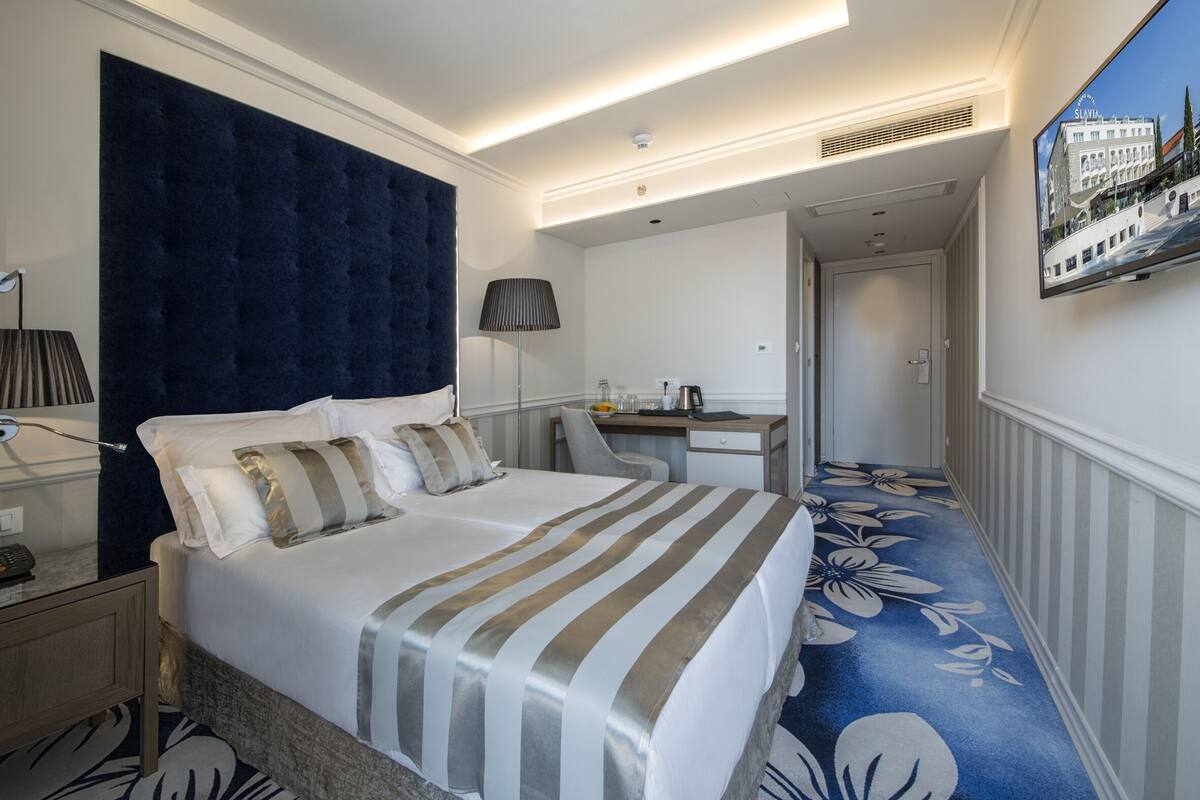 Economy Double Room | Minibar, in-room safe, desk, laptop workspace