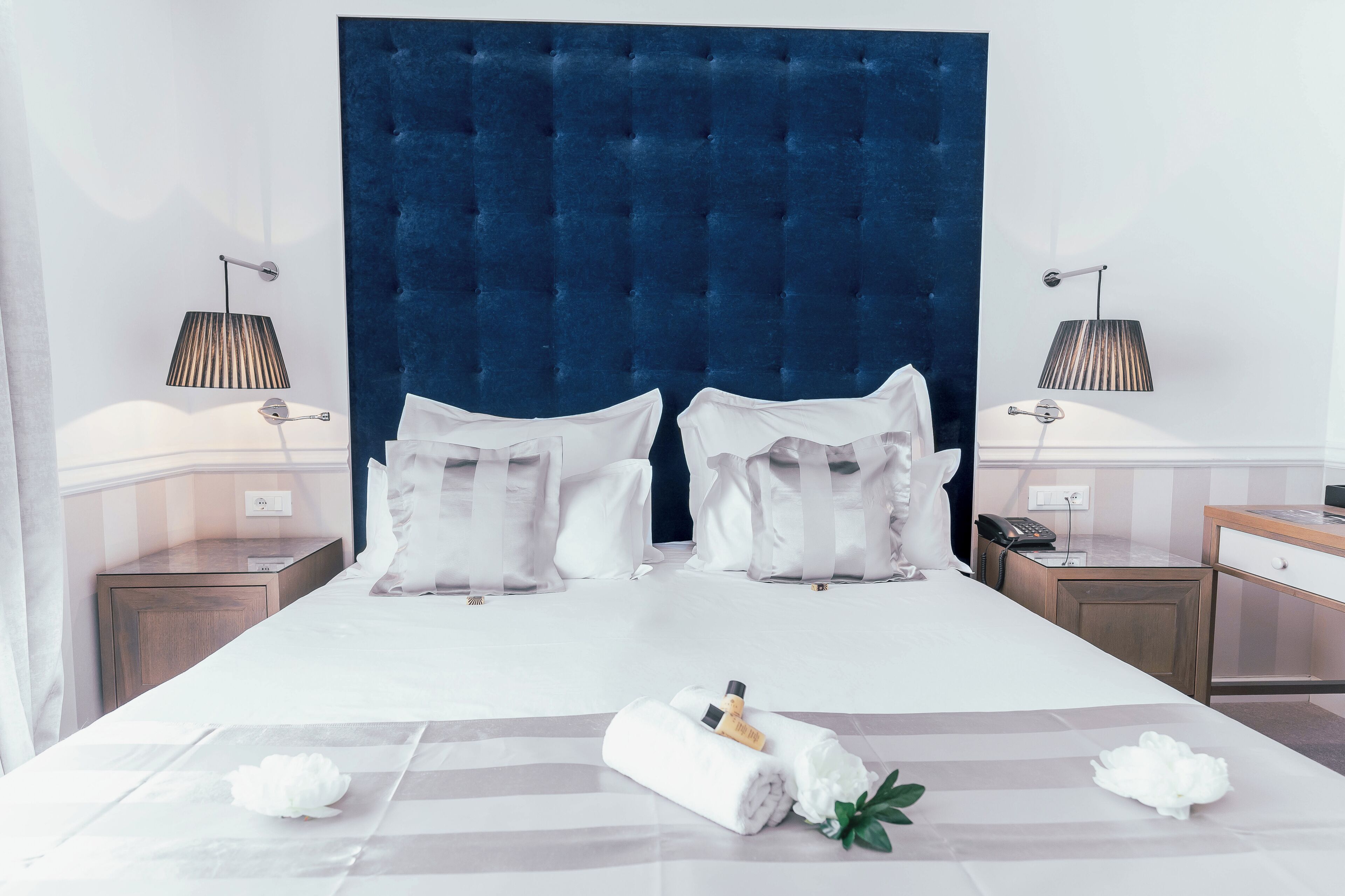 Deluxe dubbelrum eller tvåbäddsrum - havsutsikt | Minibar, värdeförvaringsskåp på rummet och skrivbord