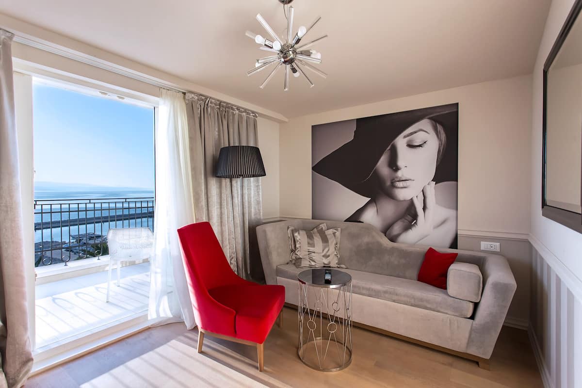 Deluxe Suite with Sea View | 1 bilik tidur, bar mini, peti besi dalam bilik, meja