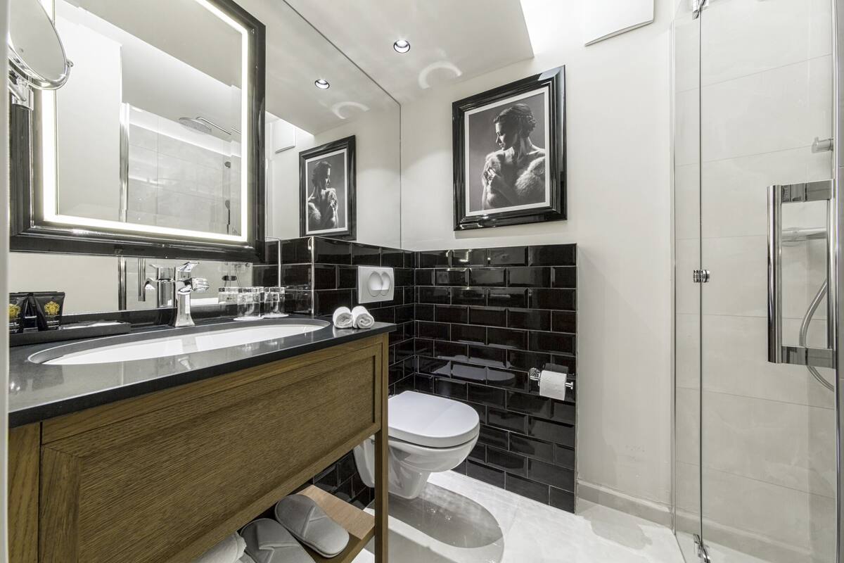 economy double room | bathroom | combined shower/bathtub, free toiletries, hair dryer, towels