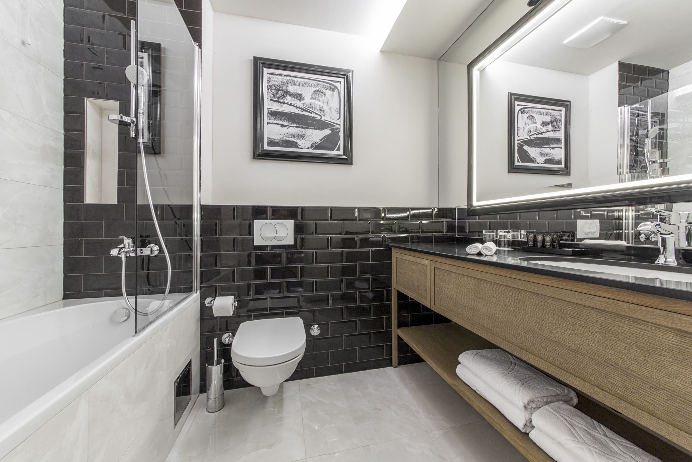 superior double room, balcony, park view | bathroom | combined shower/bathtub, free toiletries, hair dryer, towels