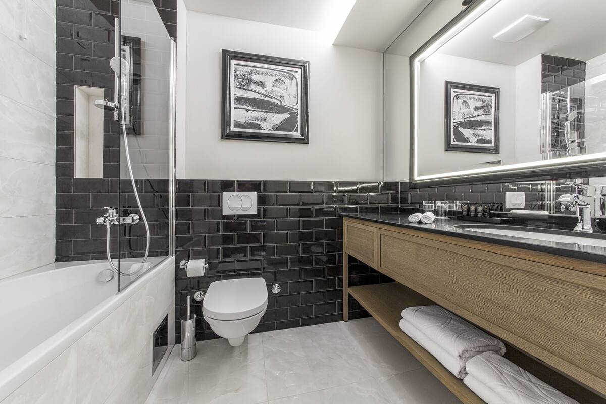 superior double room, balcony, park view | bathroom | combined shower/bathtub, free toiletries, hair dryer, towels