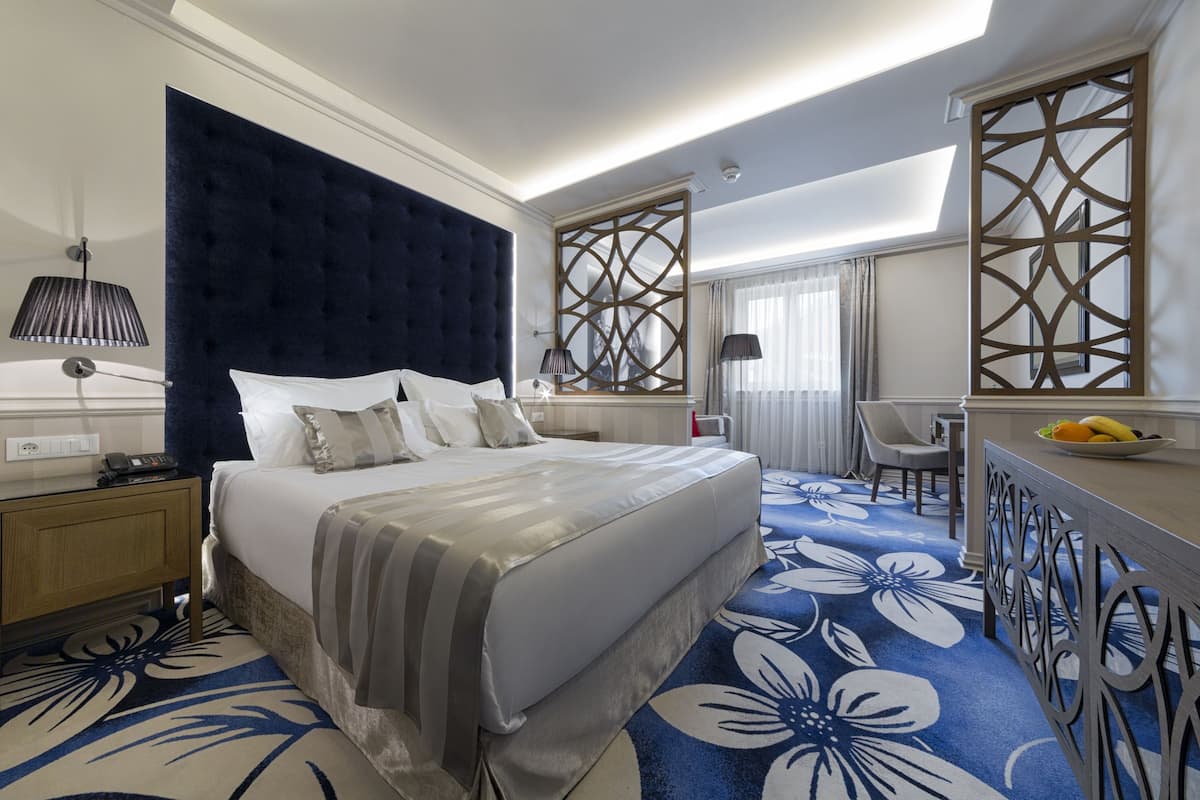 Comfort Double Room, Park View | 1 bilik tidur, bar mini, peti besi dalam bilik, meja