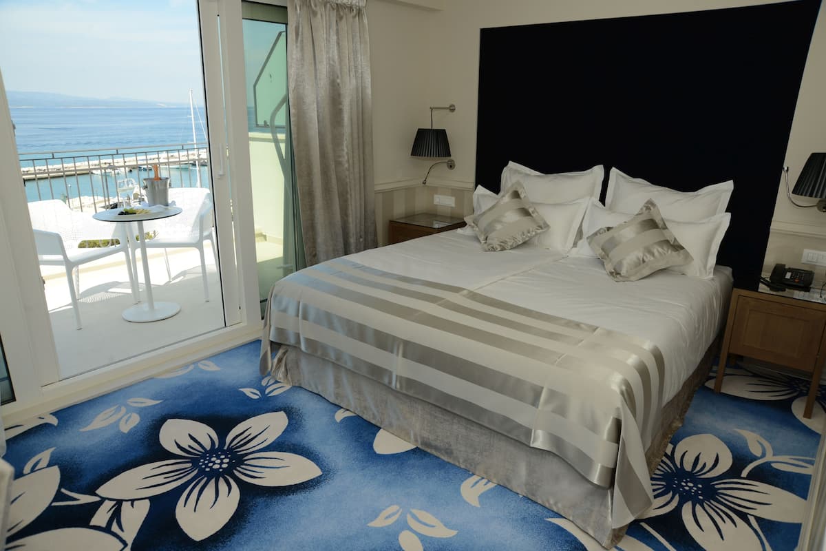 deluxe double room | 1 bedroom, minibar, in-room safe, desk