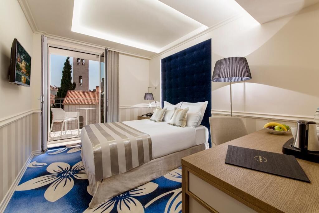 Standard dubbelrum - balkong | Minibar, värdeförvaringsskåp på rummet och skrivbord