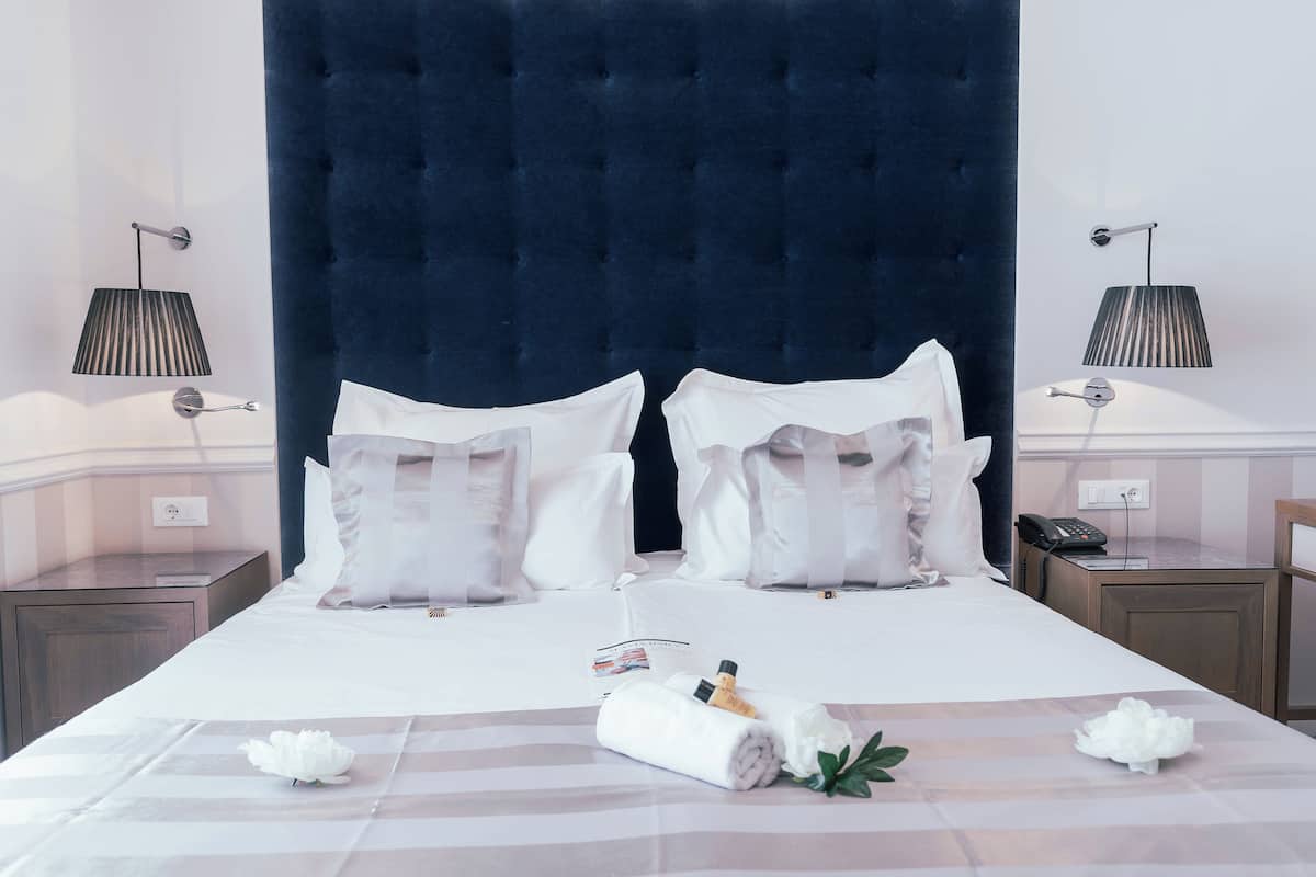 Minibar, két bảo mật tại phòng, bàn