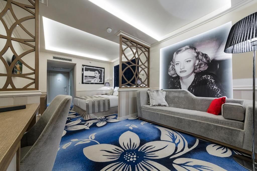 Superior trippelrum - balkong | Minibar, värdeförvaringsskåp på rummet och skrivbord